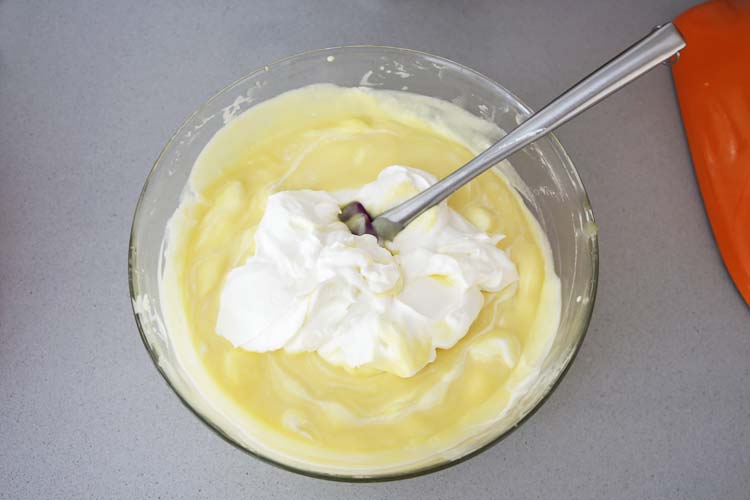 Monta la nata un poco y mézclala con el resto de la crema
