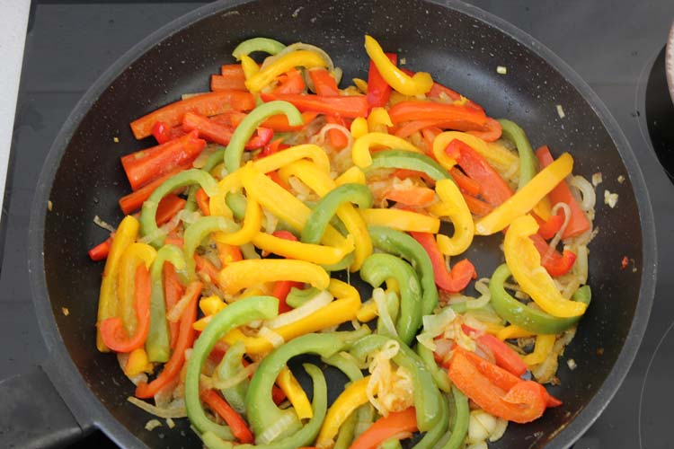 Pochar las verduras de las fajitas