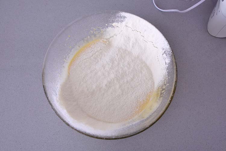 Tamizar la harina del pastel tres leches