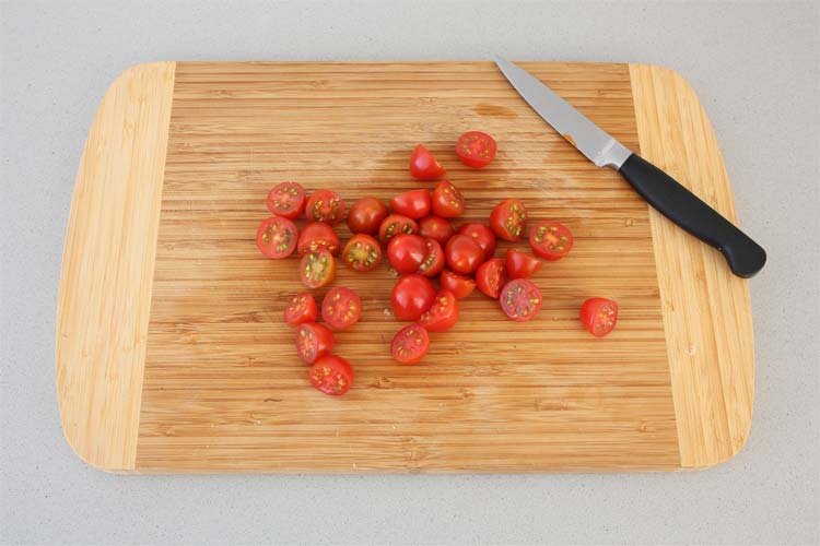 Cortar los tomates cherry por la mitad