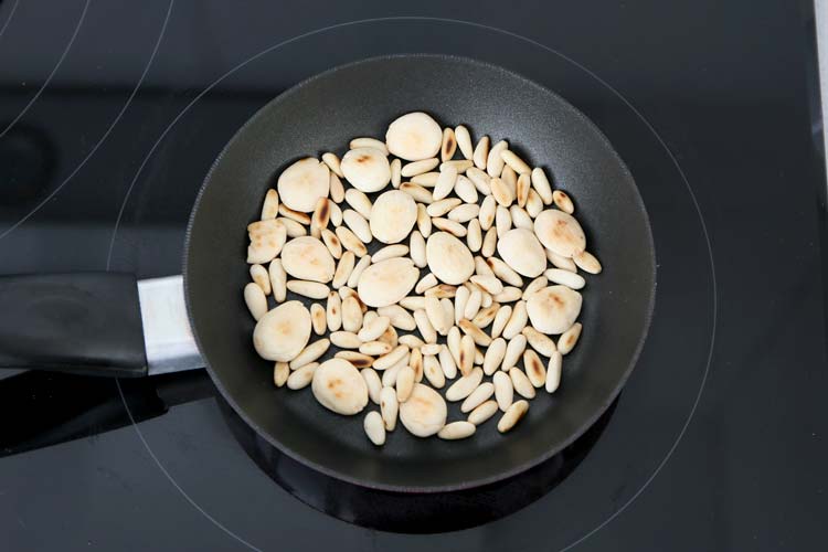 Almendras y piñones tostados