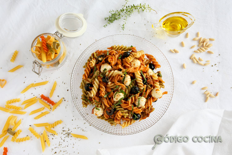 Ensalada de pasta y pesto rojo