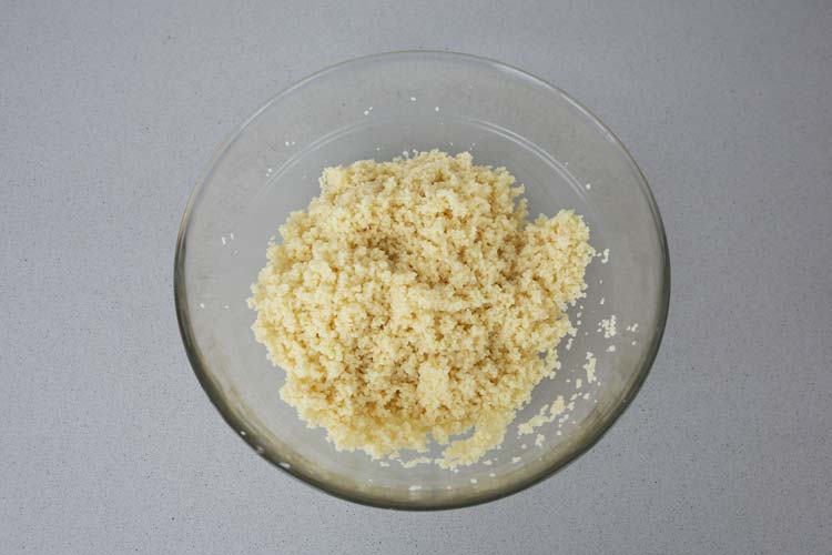 Hidrata el cuscús con el caldo de pollo o de vegetales