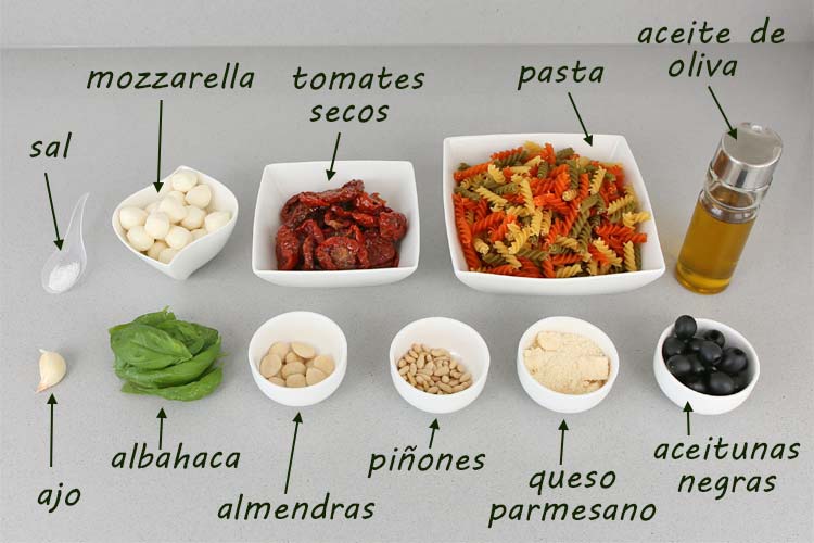 Ingredientes para hacer ensalada de pasta con pesto rojo