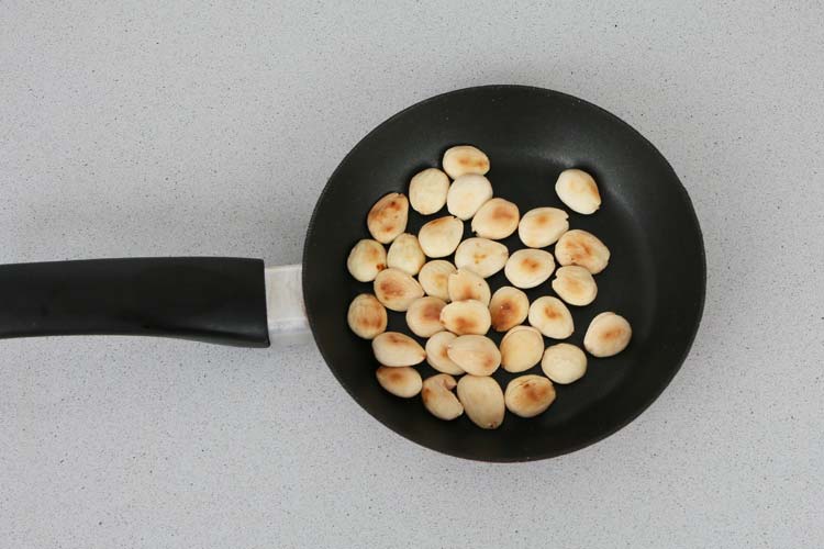 Almendras tostadas en una sartén pequeña