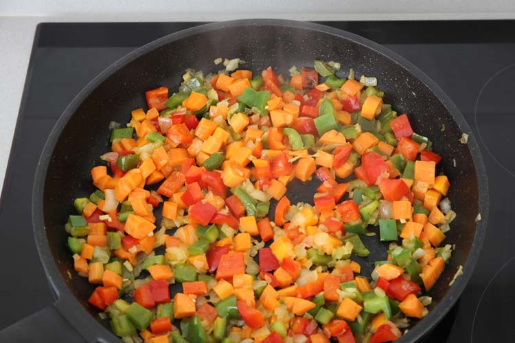 Añadir la zanahoria al pochado de verduras