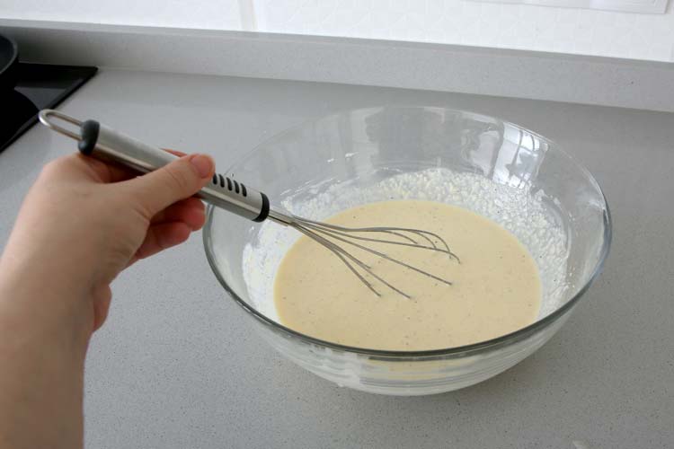 Mezclar todos los ingredientes del pastel