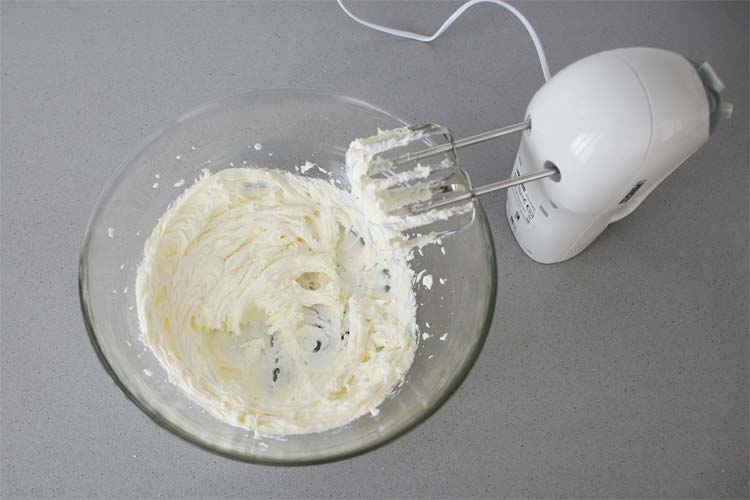 Взбить сыр маскарпоне с сахаром