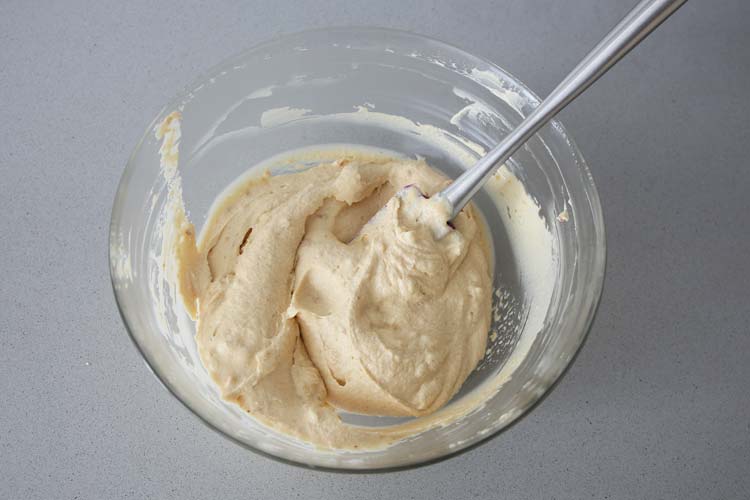 Mezclar la crema de mascarpone y turrón