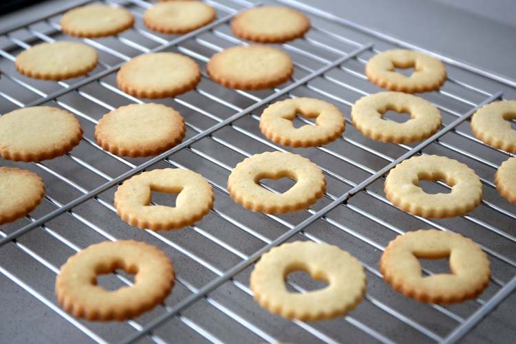 Galletas Linzer enfriándose sobre una rejilla