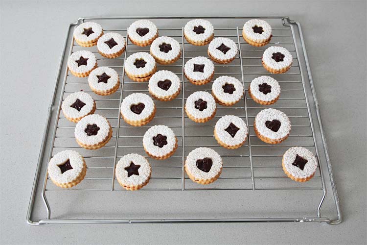 Galletas Linzer sin almendra listas para comer