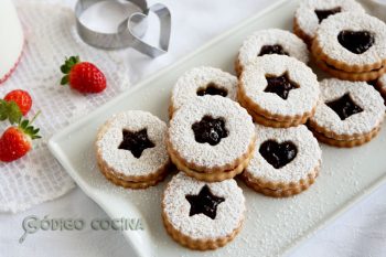 Galletas Linzer rellenas de mermelada de frutos rojos