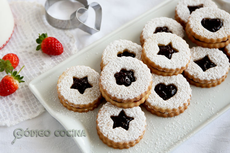 Galletas Linzer rellenas de mermelada de frutos rojos