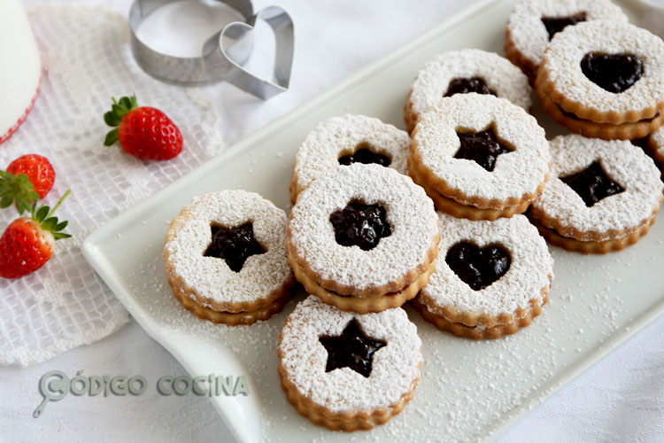 Galletas Linzer rellenas de mermelada de frutos rojos