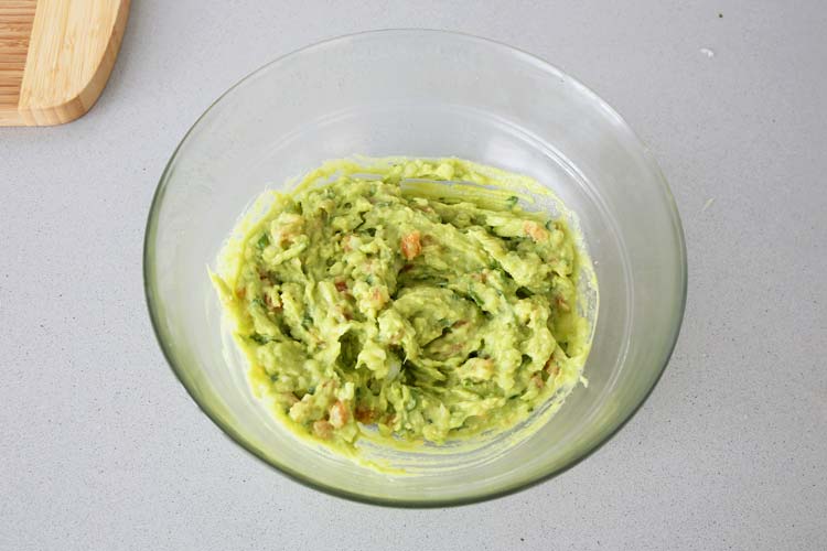 Mezclar bien todos los ingredientes del guacamole