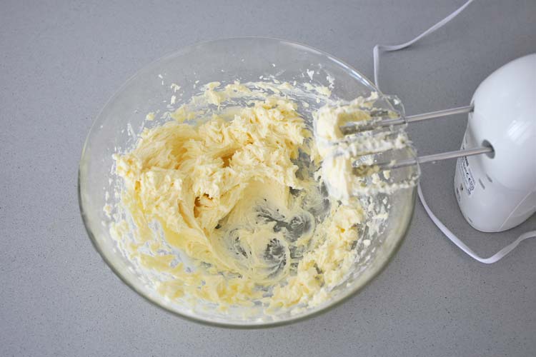 Batir la mantequilla y el azúcar