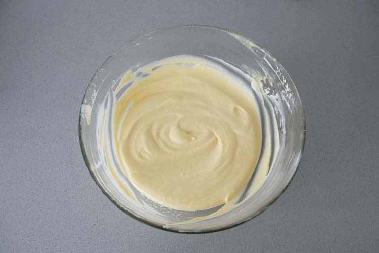 Crema de naranja mezclada con nata