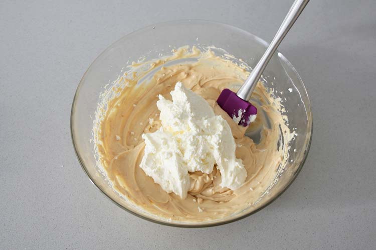 Mezclar nata montada y crema turrón