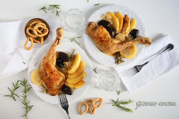 Pollo al horno con manzanas y ciruelas