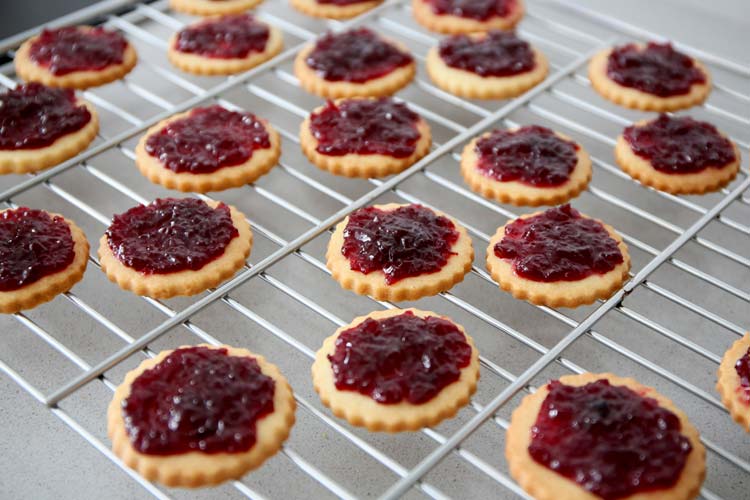 Galletas Linzer rellenas con mermelada de fresa