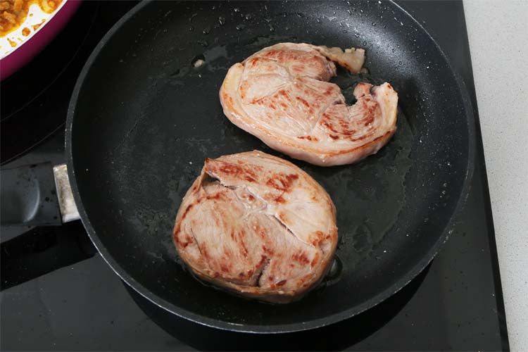 Hacer los tournedós o filetes de cordero a la plancha