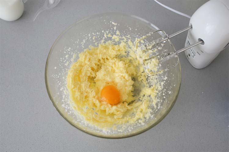 Batir la mantequilla, azúcar y huevos