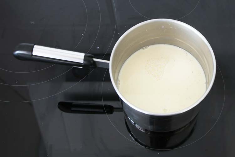 Hervir la nata con el azúcar y la vainilla