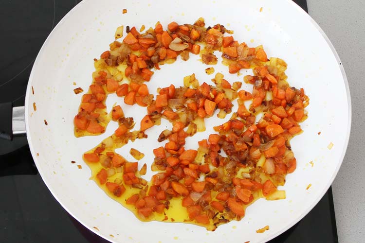 Cebolla, zanahoria y ajo pochados para hacer una salsa