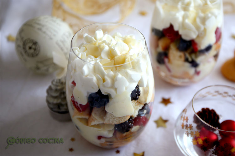 Postre de frutos rojos en vasito