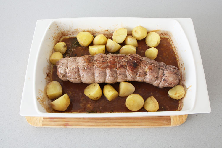 Colocar el solomillo en una bandeja de horno junto con las patatas semicocidas.