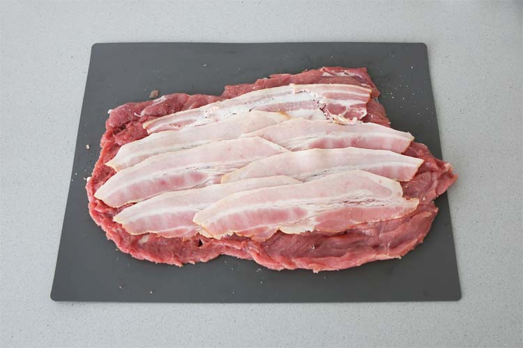 Solomillo de cerdo abierto y cubierto con bacon