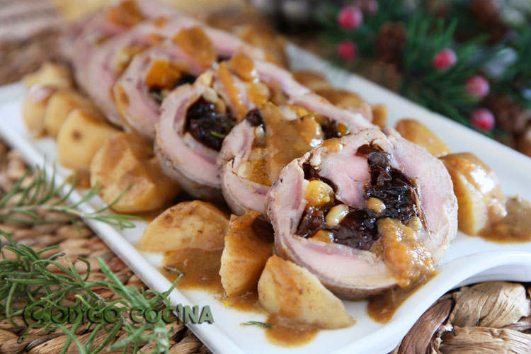 Solomillo de cerdo relleno de ciruelas, orejones y piñones, acompañado de patatas 