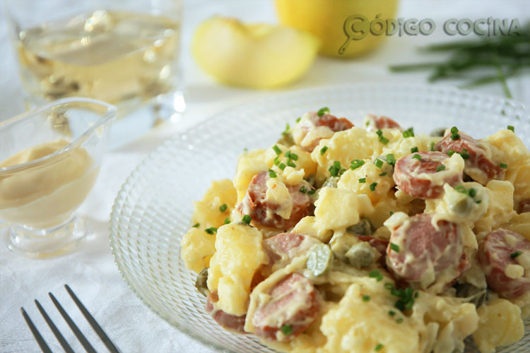 Ensalada alemana con patatas y salchichas o kartoffelsalat 