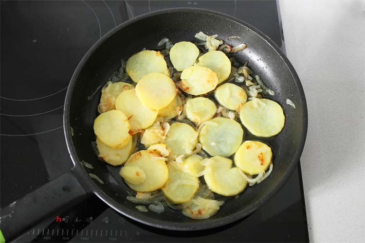 Guarnición de patatas con cebolla