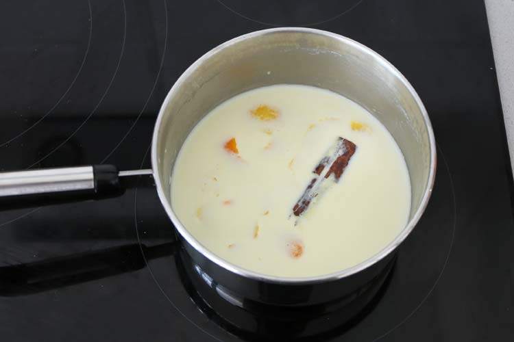 Infusionar la leche con la piel de los cítricos y la canela