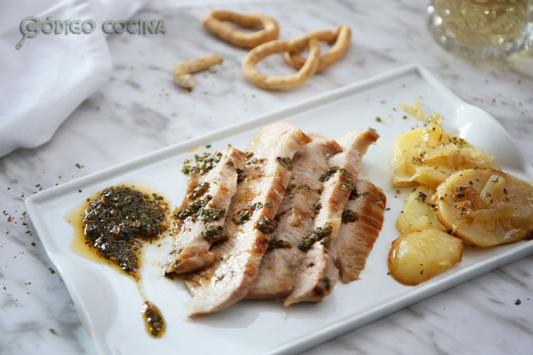 Servir el secreto ibérico junto con el chimichurri y las patatas