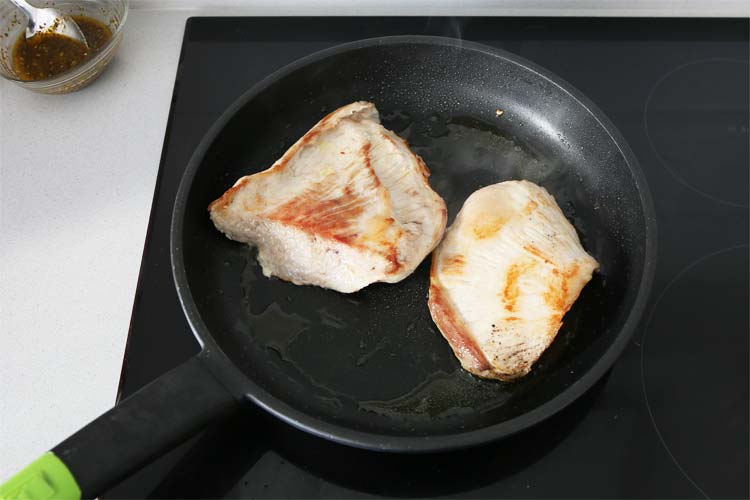 Secreto ibérico cocinado a la plancha en una sartén