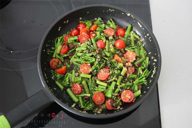 Bimi y tomates cherry salteados