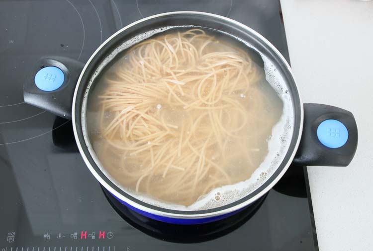 Pasta de espelta cociéndose en una cacerola con agua