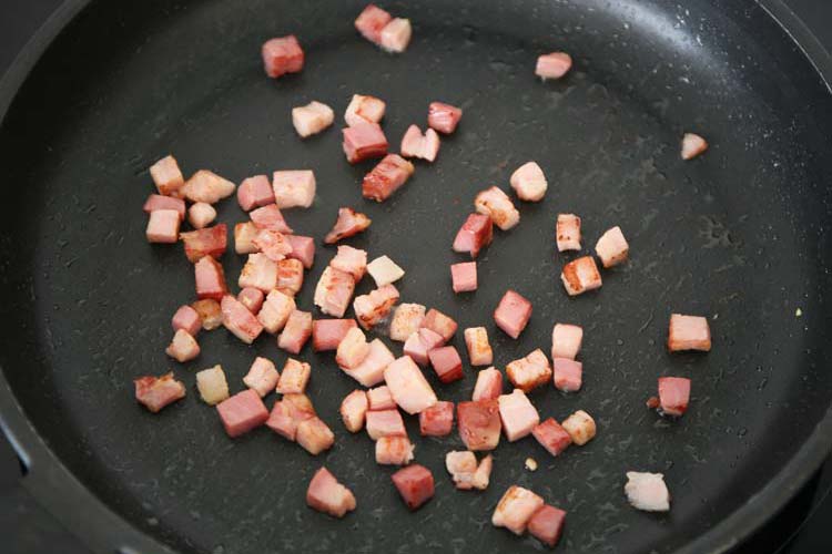 Saltear el bacon en una sartén