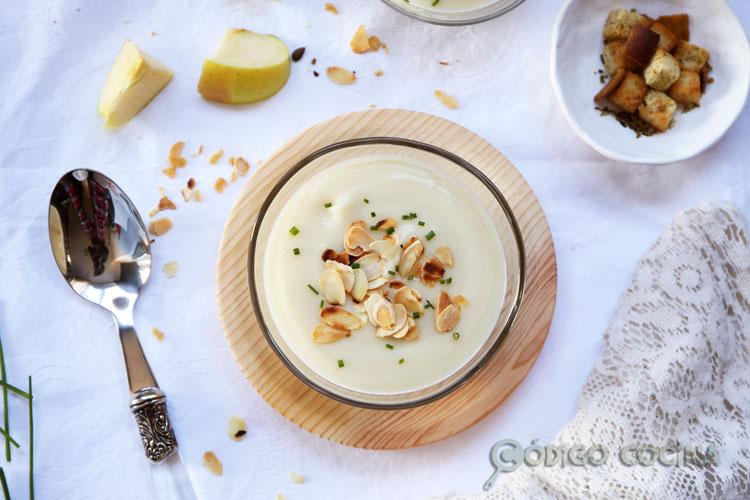 Crema de coliflor casera con almendras