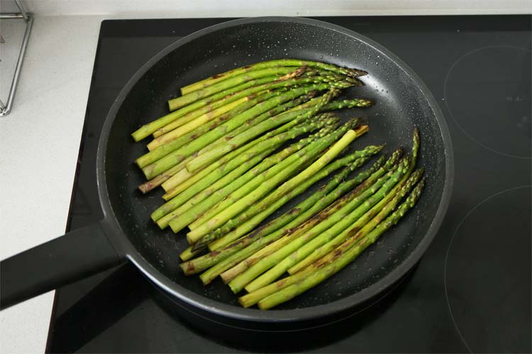 Cocinar los espárragos verdes a la plancha