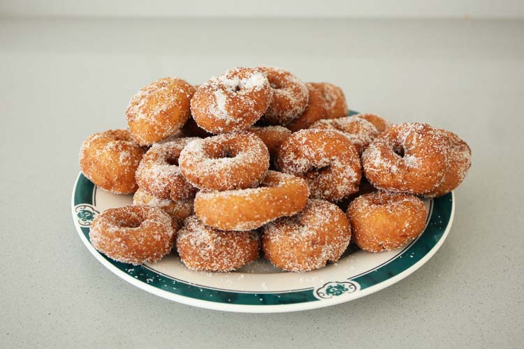 Cubrir con azúcar las rosquillas fritas