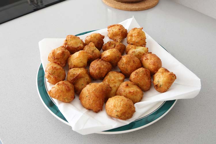 Buñuelos de bacalao sobre papel de cocina