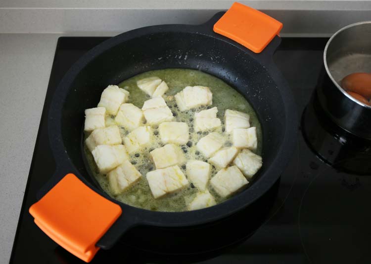 Cocinar el bacalao a fuego fuerte