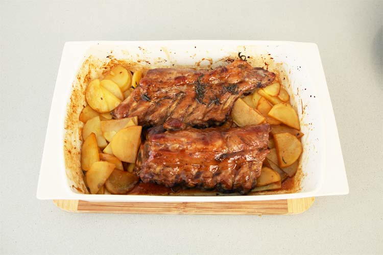 Costillas asadas con patatas