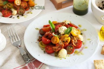 Ensalada de tomates cherry y queso mozzarella