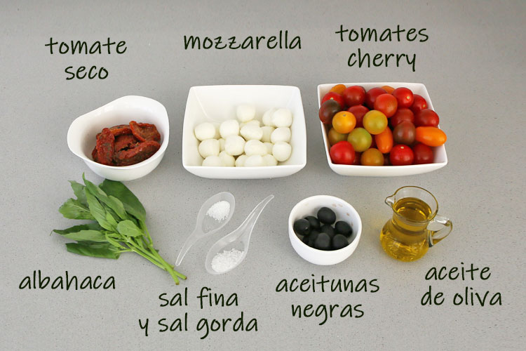 Ingredientes para hacer ensalada de tomates cherry, mozzarella y un toque de albahaca