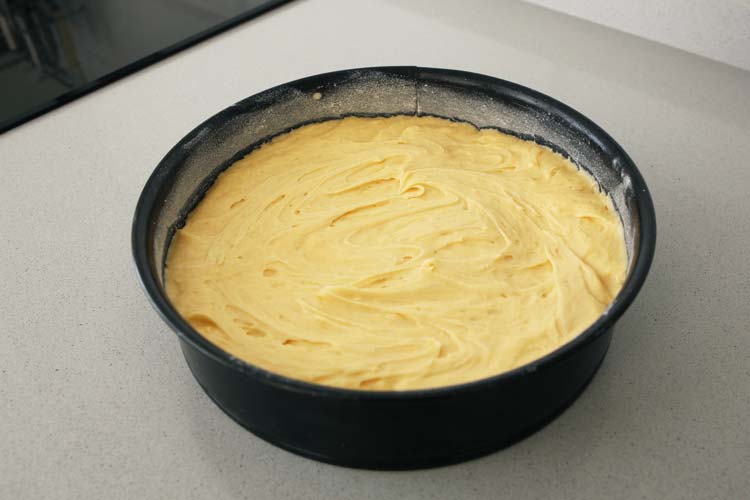 Вылейте тесто для торта на четыре четверти в форму.