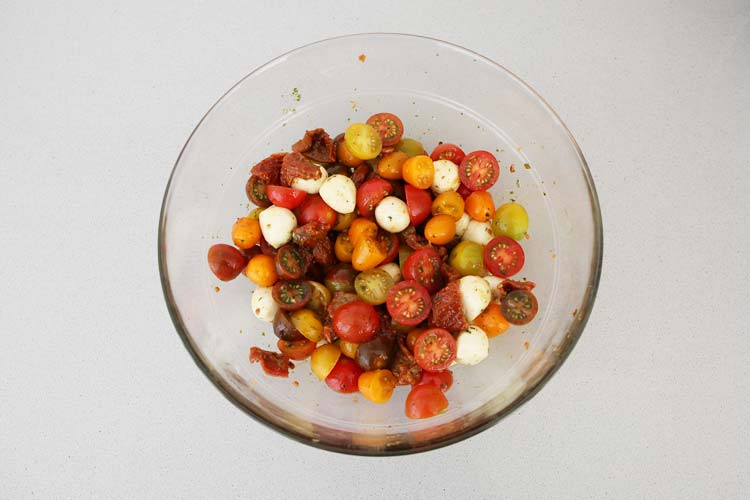 mezclar los ingredientes de la ensalada